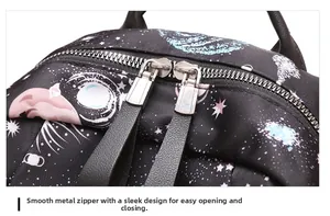 Détail du sac à dos en nylon imperméable avec imprimé galaxie et fermetures éclair