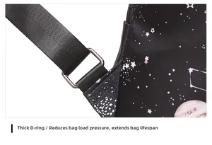 Détail de la boucle en D métallique et de l'imprimé cosmique sur le sac à dos nylon