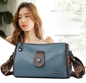 Détail du sac cylindre en cuir litchi bleu-gris avec bandoulière tissée vintage