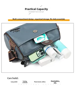 Détail du sac en cuir bleu à grande capacité montrant les compartiments internes avec objets