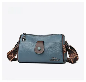 Vue latérale micro du sac en cuir gris-bleu avec bandoulière florale et logo kangourou