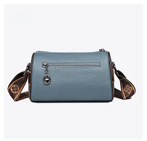 Vue arrière du sac à bandoulière en cuir bleu avec poche zippée et sangle à motifs