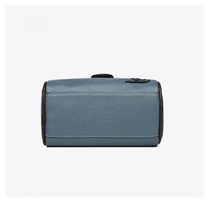 Détail du fond du sac en cuir grainé bleu avec des surpiqûres contrastées blanches