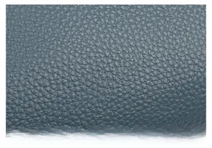 Gros plan sur la texture du cuir grainé gris bleu de haute qualité pour ce sac à bandoulière