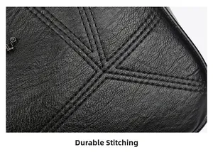 Makroaufnahme der verstärkten feinen Nähte auf der schwarzen Ledertasche mit Lychee-Muster