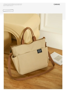 Gros plan détaillé d'un grand sac fourre-tout en toile beige avec des anses marron robustes