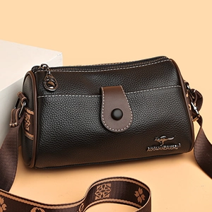 Sac à bandoulière en cuir grainé marron foncé pour femme avec large sangle décorative