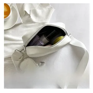 Weiße Umhängetasche aus PU-Leder mit Innenansicht für Kosmetik und Zubehör