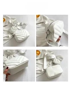 Details der weißen gesteppten Umhängetasche mit Stickerei und rundem Münzfach