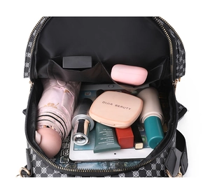 Vue intérieure du sac à dos grande capacité montrant l'espace pour tablette et cosmétiques