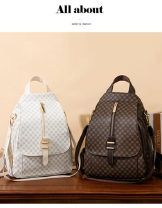 Détail de sacs à dos en cuir PU imprimé en crème et marron foncé avec fermetures dorées