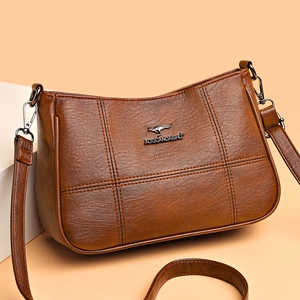 Braune weiche Kunstledertasche mit Lychee-Struktur und metallischem Känguru-Logo