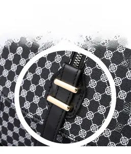Vue macro d'un sac à dos en PU avec motif trèfle et détails métalliques dorés