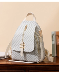 Gros plan du logo géométrique sur sac à dos en cuir PU beige avec boucles dorées