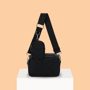 Minimalistische schwarze Umhängetasche mit Chevron-Steppung und verstellbarem breitem Gurt
