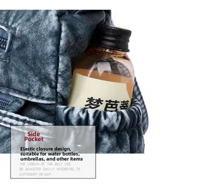 Detail der Seitentasche einer blauen Ledertasche mit Gummizug für Trinkflaschen
