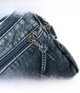 Detail der blauen Ledertasche mit oberem Reißverschluss und handgeknotetem Schieber-Detail