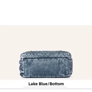 Detailansicht der Taschenunterseite aus gewaschenem Leder in Blau mit Metallfüßen