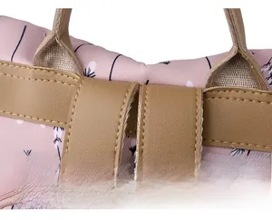 Details des rosa Oxford-Rucksacks mit braunem PU-Griff und kontrastierenden Nähten
