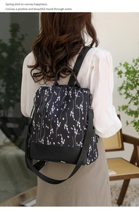Detailansicht des schwarzen Blumen-Rucksacks mit Lederboden und Metallreißverschlüssen