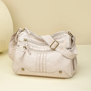 Borsa a tracolla beige in morbida ecopelle con tasche multiple e finiture in bronzo