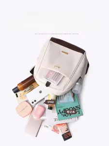 Vue détaillée du grand compartiment intérieur avec gadgets et produits cosmétiques