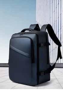 Détails du sac à dos de voyage étanche avec compartiments multiples et boucles latérales