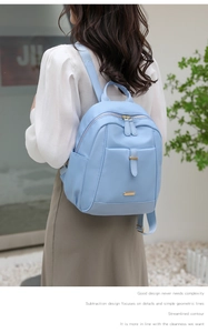 Détail d'un sac à dos en tissu Oxford bleu clair avec bretelles réglables et poches latérales