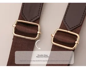 Détail d'une bandoulière en nylon marron avec accents en cuir et boucle en métal doré