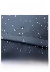 Détail macro du tissu oxford bleu imperméable avec gouttes d'eau et texture résistante aux chocs