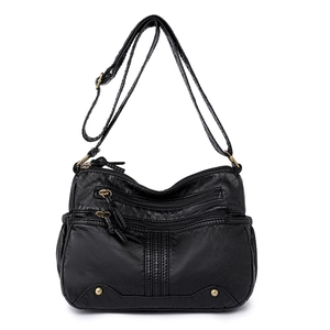 Sac bandoulière femme en cuir lavé noir avec plusieurs poches et détails de rivets