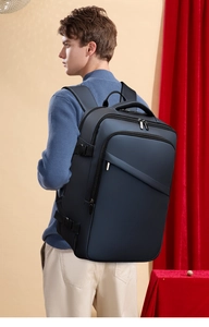 Sac à dos professionnel bleu marine imperméable avec boucles latérales porté par un mannequin