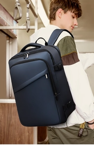 Sac à dos de voyage bleu marine imperméable dans un métro avec de nombreux compartiments