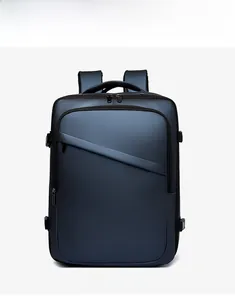 Vue de face d'un sac à dos d'affaires bleu marine imperméable pour ordinateur portable
