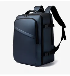 Vue détaillée du sac à dos en PU mat imperméable avec fermetures multicouches et boucles