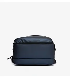 Vue détaillée du fond du sac à dos en PU imperméable avec coutures renforcées bleu foncé