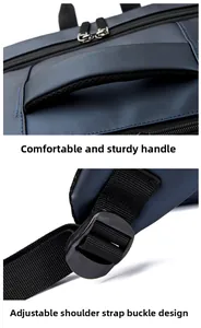 Détail de la poignée rembourrée et de la boucle de sangle réglable sur un sac à dos bleu