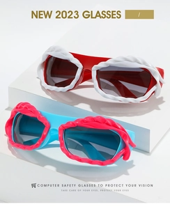 Détail de lunettes Y2K futuristes avec textures 3D ondulées et design de monture audacieux