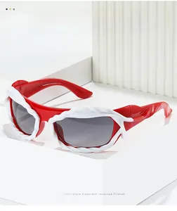 Gros plan sur les lunettes Y2K avec monture blanche texturée et verres gris