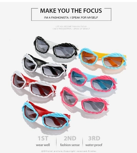 Détail de lunettes Y2K montrant la monture texturée ondulée et les verres colorés dégradés