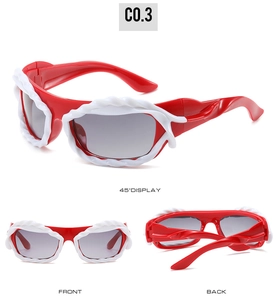 Vues détaillées de lunettes Y2K rouges avec monture torsadée blanche et verres gris