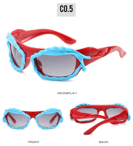 Lunettes Y2K rouge et bleu avec vues de face, de dos et à 45 degrés du design torsadé