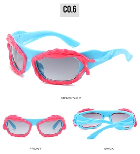 Vue détaillée des lunettes Y2K rose et bleu avec texture de monture en spirale