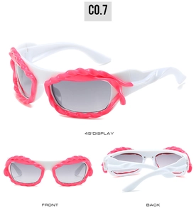 Vues détaillées des lunettes Y2K blanches avec montures ondulées roses et verres foncés
