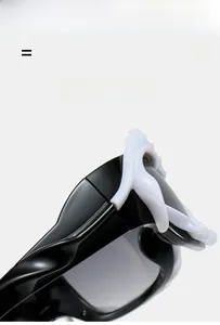 Détail de lunettes Y2K futuristes avec monture noire et détails de vagues 3D blanches