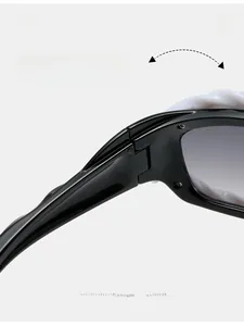 Gros plan sur la charnière métallique durable et la monture noire des lunettes Y2K