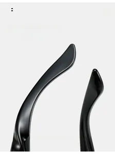 Détail macro des branches noires brillantes de ces lunettes de soleil Y2K futuristes