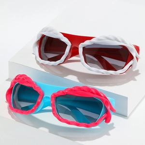 Lunettes de soleil futuristes Y2K avec monture torsadée en rouge-blanc et bleu-rose