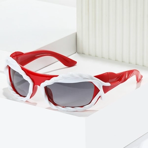 Lunettes Y2K rouges futuristes avec bords ondulés blancs sur support géométrique épuré