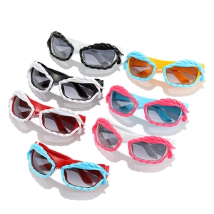 Collection de lunettes de soleil Y2K futuristes avec montures torsadées multicolores